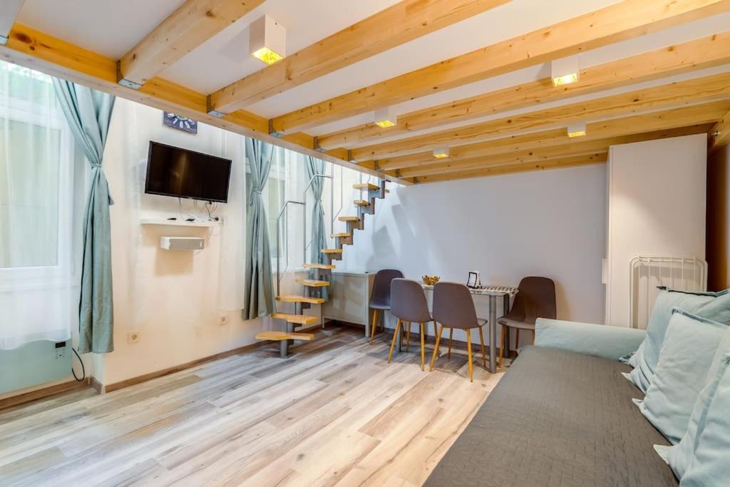 דירה Amazing Kazinczy Flat No. 1 בודפשט